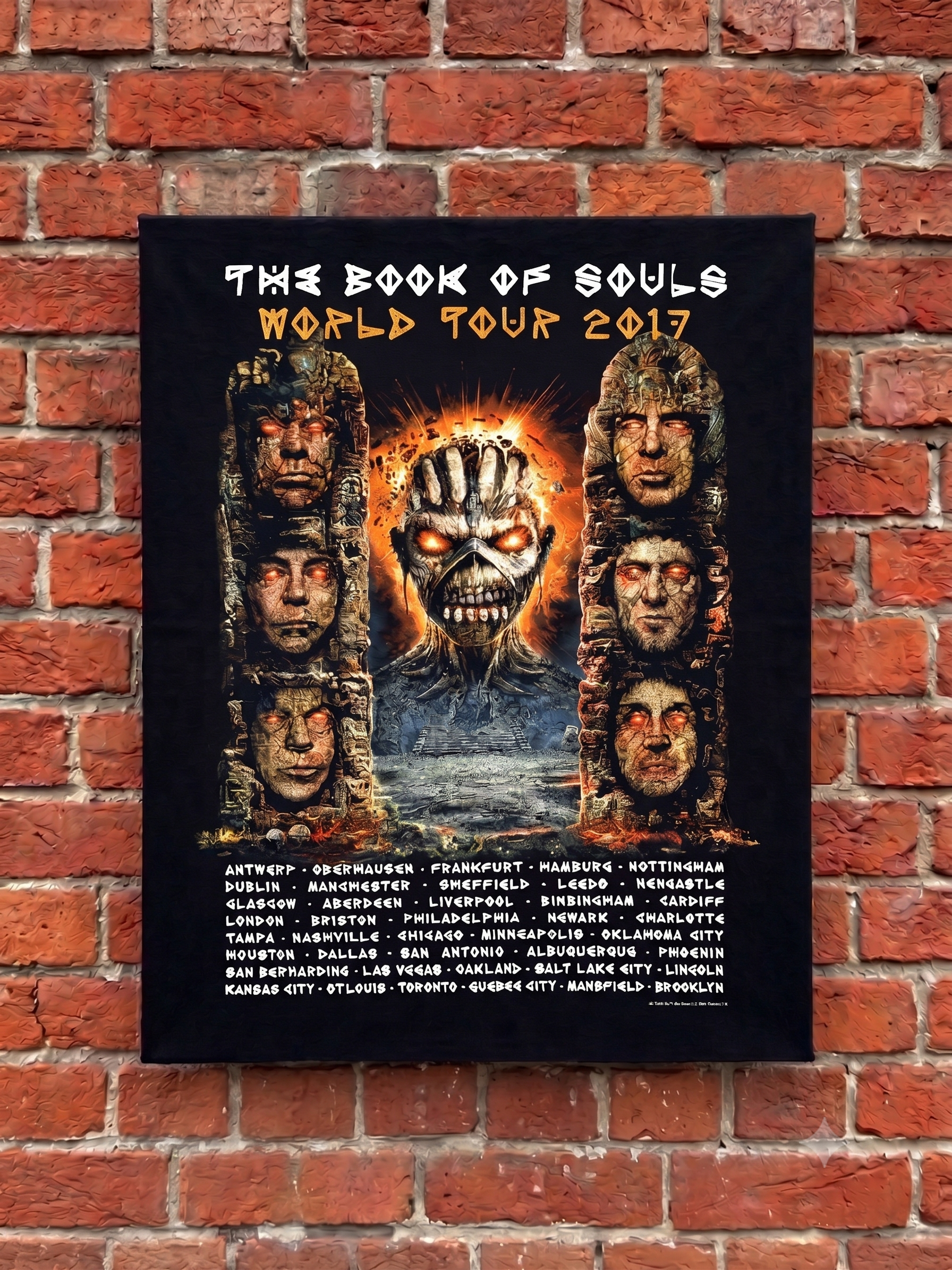 Iron Maiden -Shirt am Mountee auf Backsteinwand